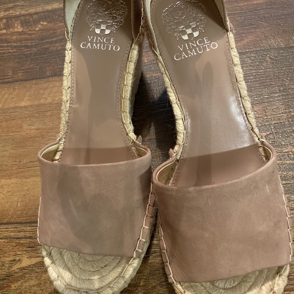 ✅ VINCE CAMUTO/ 9.5/ Nubuck Wedges. New with tags - Picture 6 of 8